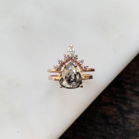 Alexis Russell on Instagram: “2.37 carats of pure salt + pepper magic.🌚💎✨ #ARvow #ARstack #stacksarethenewblack #alternativebride #blackandwhite #diamonds…” Alexis Russell Jewelry, Alexis Russell, Pure Salt, Alternative Bride, Rainbow Wedding, Hippie Love, Pretty Rocks, Art Deco Engagement Ring, Salt And Pepper Diamond