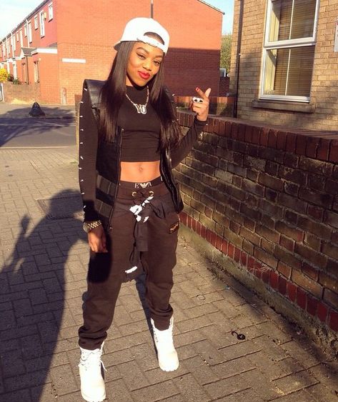 Lady Leshurr UK Artist Female Rapper All Black Everything Dope Swag Crop Top SnapBack Armani Underwear Boxers Urban StreetWear Fashion Style Trend Decades Day Outfits, Rap Concert Outfit Ideas, Lady Leshurr, Rap Concert Outfit, Tomboy Stil, Rap Concert, Looks Hip Hop, Aesthetic Kirby, Rapper Outfits