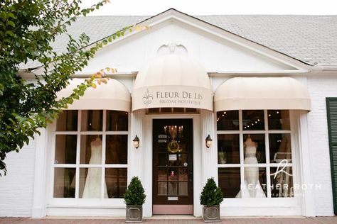 Dress Shop Exterior, Shops Exterior, Shop Exterior Design, Boutique Exterior, Car Showroom Interior, Bridal Shop Ideas, Shop Exterior, Card Tattoo Designs, Bridal Business