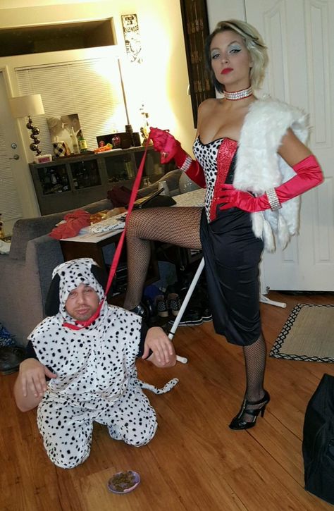 Cruella Deville and Dalmatian halloween costume - funny couples costume - Couples Halloween Costume Dalmatian Halloween Costume, Dalmatian Halloween, Cruella Deville Costume, Halloween Party Backdrop, Easy Halloween Party Food, Fun Halloween Party Games, Fun Halloween Games, Perfect Halloween Party, Halloween Scavenger Hunt