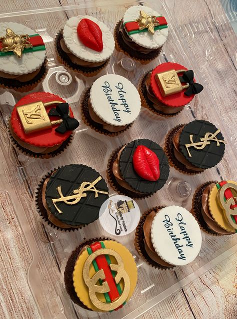 Gucci Cupcakes, Louis Vuitton Birthday Party, Chanel Birthday Cake, Designer Cupcakes, Gucci Cake, 21st Birthday Decorations, Luxury Cake, Cupcake Cake Designs, Chocolate Covered Treats