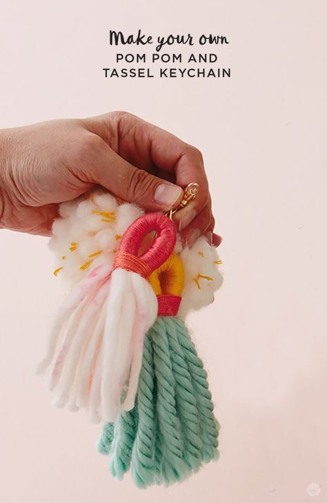 Diy Chunky Yarn, Tassel Keychain Diy, Yarn Keychain, Tassels Diy, Diy Pom Poms, Easter Centerpiece, Diy Pom Pom, Crafts Easter, Pom Pom Crafts