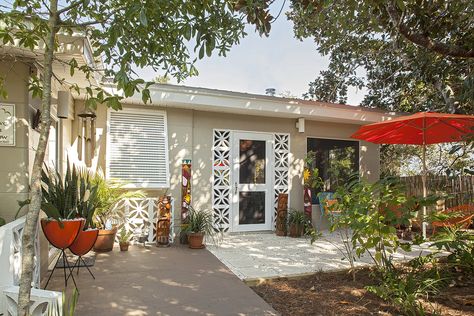 Little Seagrove Beach Bungalo + Heidiway Studio - Dwell Florida Concrete Block Homes, Boho Beach House Surf Shack Exterior, Surf Shack Exterior, Boho Beach House Surf Shack, Beach Bungalow Interior, Outdoor Concrete Patio, Florida Bungalow, Mid Century Beach, Raised Planters