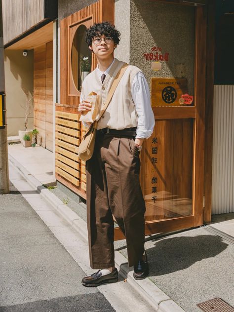 Outfit Inspirations Japanese, Mens Clothing Styles Japanese, Academia Aesthetic Outfit Men Summer, Japanese Guy Fashion, Vintage Fashion Men Retro Outfit, Japanese Worker Outfit, Male Barista Outfit, Japanese Style Men Fashion, Outfit Vintage Pria