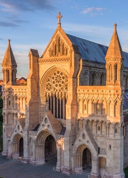 St Albans Cathedral, St Albans England, Famous Cathedrals, Cathedral Aesthetic, Culture Of England, English Cathedrals, Rainbow Picnic, English Culture, British Castles