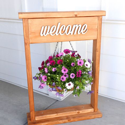 Diy Hanging Plant Stand, Hanging Basket Stand, Plant Holder Diy, Hanging Plant Stand, Diy Hanging Planter, Plant Stands Outdoor, Wooden Plant Stands, Hanging Flower Baskets, Hanging Plant Holder