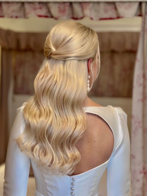 Smooth hollywood waves pulled back into a classic half up half down style 

The perfect style for modern or traditional brides to be!

#halfuphalfdown #bridalhairstyle #suzannenevillebride #hollywoodwave #softwavehairstyle #weddinghairstyles Half Up Half Down Pulled Back, Glam Curls Wedding Half Up Half Down, Holly Wood Wave, Simple Classic Wedding Hair, Loose Glam Waves, Half Up Half Down Wedding Hair Pearls, Old Money Bridal Hair, Hollywood Waves Long Hair, Half Up Half Down Hollywood Waves