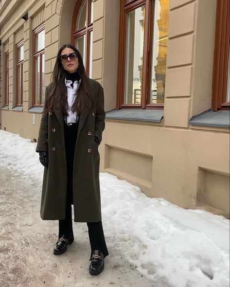 Khaki coat, winter style, street style Khaki Coat Outfit, Diana Silva, Khaki Coat, Faroe Islands, Instagram Outfits, Coat Outfits, Daily Style, Winter Style, Daily Fashion