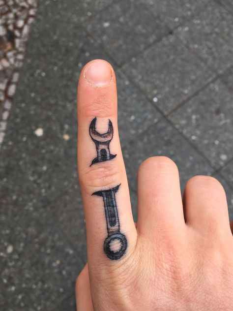 Tattoo #tattoosformen #sleevetattoo Tool Tattoo Ideas, Men Finger Tattoos, Wrench Tattoo, Piston Tattoo, Natur Tattoo Arm, Stile Pin Up, Tattoo Main, Engine Tattoo, Herren Hand Tattoos