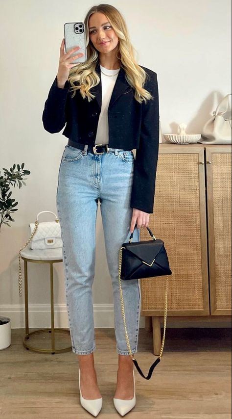 Light Jeans Business Casual, Work Semi Formal Outfit, Corporate Jeans Outfit, Semi Formal Office Wear Women, Outfits Con Tacos Y Jeans, Chic Fitted Denim Blue Pants, Outfit Madrina, Chic Blue Button-up Blazer, Trendy Work Outfit