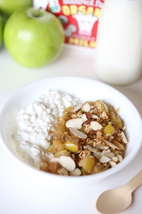 Apple Crisp Cottage Cheese Bowl 5 copy Healthy Apple Crisp Breakfast, Apple Cottage Cheese Muffins, Apples And Cottage Cheese, Cottage Cheese And Apples, Apple Cottage Cheese Pancakes, Apple Cinnamon Cottage Cheese, Apple Crisp Recipe Healthy, Healthy Apple Crisp, Caramelised Apples