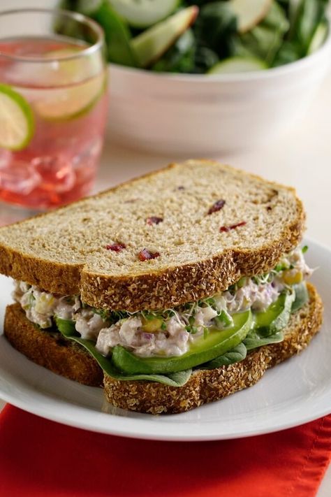 Sándwich de Atún Cremoso Waldorf Chicken Salad Recipe, Tuna Sandwich Recipes, Waldorf Chicken Salad, Apple Sandwich, Tuna Salad Sandwich, Fruit Health Benefits, Tuna Sandwich, Fruit Benefits, Healthy Sandwiches