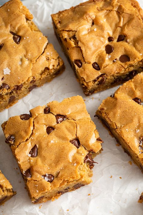 Chocolate Chip Blondies Recipe | My Baking Addiction Semisweet Chocolate Chip Recipes, Blondies Recipe Chocolate Chip, Chocolate Chip Blondie Bars, Chocolate Chip Blondies Recipe, Blondie Recipes, Desserts With Chocolate Chips, Chocolate Blondies, Chocolate Chip Blondies, Chocolate Chip Brownies