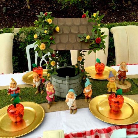 Snow White Party Table Decor, Snowwhite Party Centerpieces, Snow White Table Decorations, Snow White Centerpiece Ideas, Snow White Centerpieces, Snow White Decorations, Snow White Party Decorations, Snow White Centerpiece, Friend Picnic