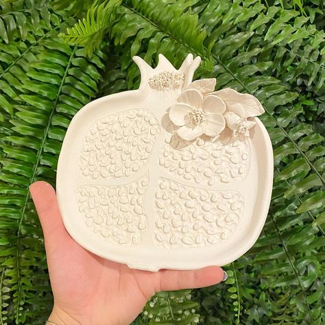 Pomegranate Clay Art, Pomegranate Pottery, Yalda Night, Pomegranate Art, Flower Tray, Pottery Lessons, Paper Mache Sculpture, Jewish Holiday, Pottery Crafts