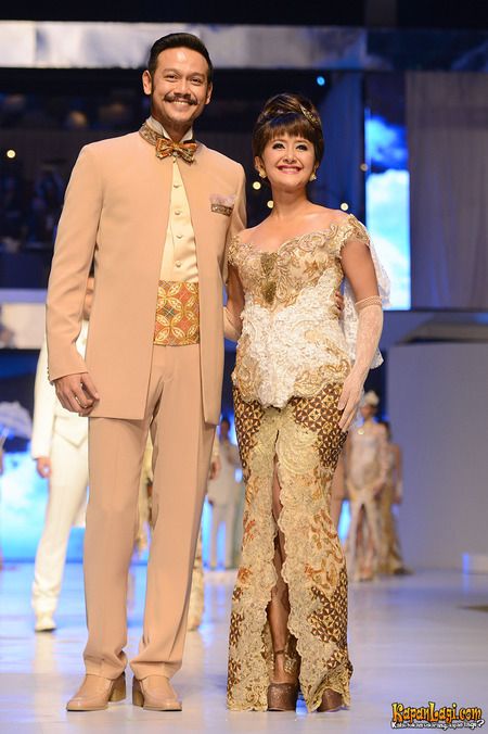 25 tahun anne avantie Anne Avantie, Indonesian Kebaya, Batik Dress Modern, Indian Wedding Clothes For Men, Kebaya Wedding, Mothers Gowns, Indonesian Wedding, Dress Kebaya, Batik Kebaya