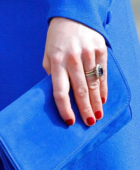 All the Details on Kate Middleton's New Eternity Ring Stack - Dress Like A Duchess Kate Middleton Engagement Ring, Kate Middleton Jewelry, Essie Ballet Slippers, Prince Georges, Kate Middleton News, Principe William, Kate Middleton Photos, Style Rules, Blue Clutch