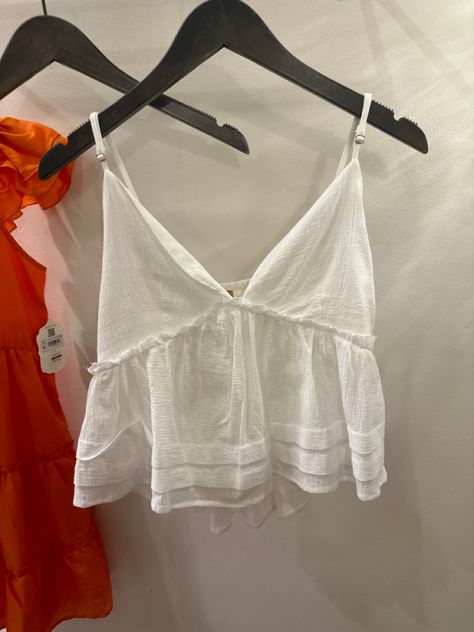 cute flowy white tank top Flowy Crop Top Outfits, Flowy Shirt Outfit Summer, Flowy Shirt Outfit, Flowy Outfit, Shirt Outfit Summer, Birthday Fit, Concert Fit, Flowy Crop Top, Birthday Fits