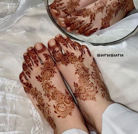 Feet Mehndi Designs, Finger Mehndi Style, Leg Henna Designs, Feet Mehndi, Mehedi Design, Mahendi Designs, Arabic Henna Designs, Henna Inspired Tattoos, Foot Henna