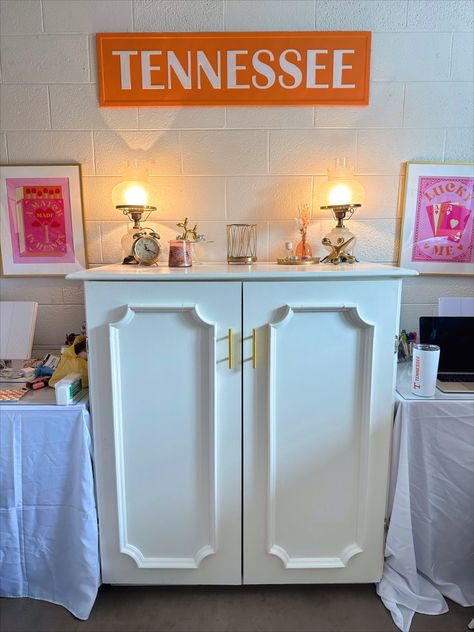 pink and orange theme dorm at the university of tennessee! #dorm #college #collegedorm #pinkdorm #pinkandorangedorm #sec #tennessee #govols #volunteers #universityoftennessee #girldorm #aesthetic University Of Tennessee Dorm, Pink And Orange Theme, Tennessee Aesthetic, Dream Dorm Room, Orange Theme, Dorm Room Styles, Pink Dorm, Dream Dorm, Girl Dorms