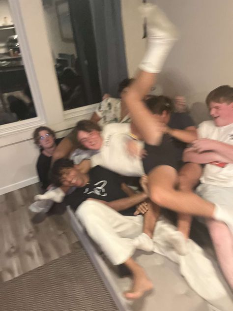 Friend Group Of 6 Pictures, Massive Friend Group, Aesthic Friend Group, Mixed Friends Aesthetic, Big Friend Group Sleepover, 3 Boys 3 Girls Friend Group, Friendgroup Pics Funny, Big Mixed Friend Group, Mixed Group Of Friends