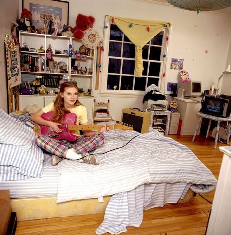 Kirsten Dunst in her bedroom, 1997 Kirsten Dunst 90s, 1990s Bedroom, Bedroom 90s, 90s Room, 90s Bedroom, 2000s Boho, 80s Bedroom, Ideas Habitaciones, Teenage Room