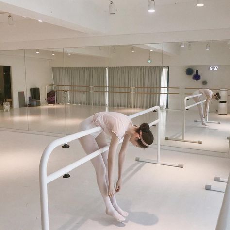 Ne Hwa, Ballet Beauty, Ballet Inspiration, Ballet Clothes, Pretty Ballerinas, Dancing Aesthetic, Ballet Class, Pink Ballerina, Ballet Girls