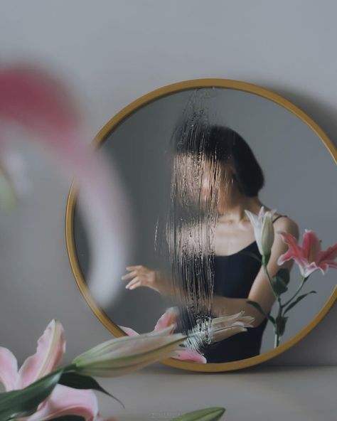 Ziqian Liu, Indie Top, Mirror Photography, Reflection Photos, Light Portrait, Flower Photoshoot, Concept Photography, Reflection Photography, Free Lightroom Presets