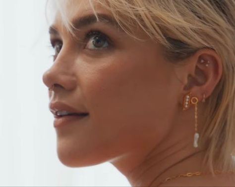 Florence Pugh Ear Piercing, Florence Pugh Earrings, Florence Pugh Piercing, Celebrity Piercings Ears, Celebrity Ear Piercings, Liz Uy, Celebrity Piercings, Minimalist Ear Piercings, Jewelry Layering