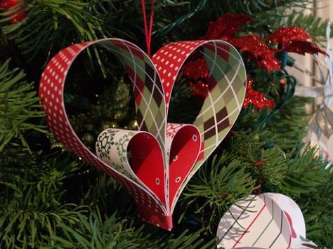 DIY Paper Ornaments: 10 Christmas Ornaments Made From Scrapbook Paper! Diy Xmas Ornaments, Paper Christmas Decorations, Paper Christmas Ornaments, Folding Origami, Christmas Origami, Christmas Paper Crafts, Paper Ornaments, Easy Christmas Crafts, Paper Heart