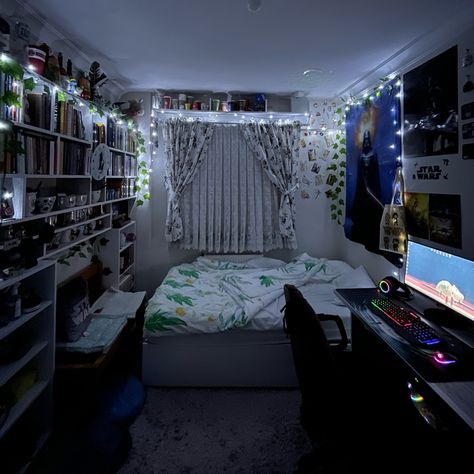 Geek room Nerd Bedroom Ideas, Nerdy Room Aesthetic, Nerdy Living Room, Nerd Room Aesthetic, Geeky Bedroom, Nerdy Bedroom, Nerd Bedroom, Geek Bedroom, Nerdy Room