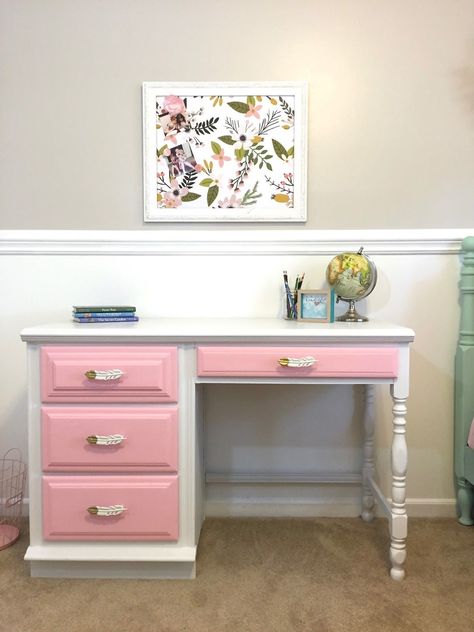 White Desk Makeover, Desk Design Ideas, Chalk Paint Desk, Paint Desk, Refurbished Desk, Desk Makeover Diy, Diy Kids Furniture, Painted Desk, White Desk