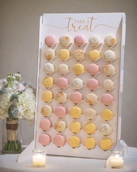 Macaron For Wedding, Macarons Dessert Table, Dessert Table Macarons, Macaron Stand Display, Macaron Display Wedding, Macaroons Display Ideas, Macaron Table Display, Macarons Display Ideas, Macarons For Wedding