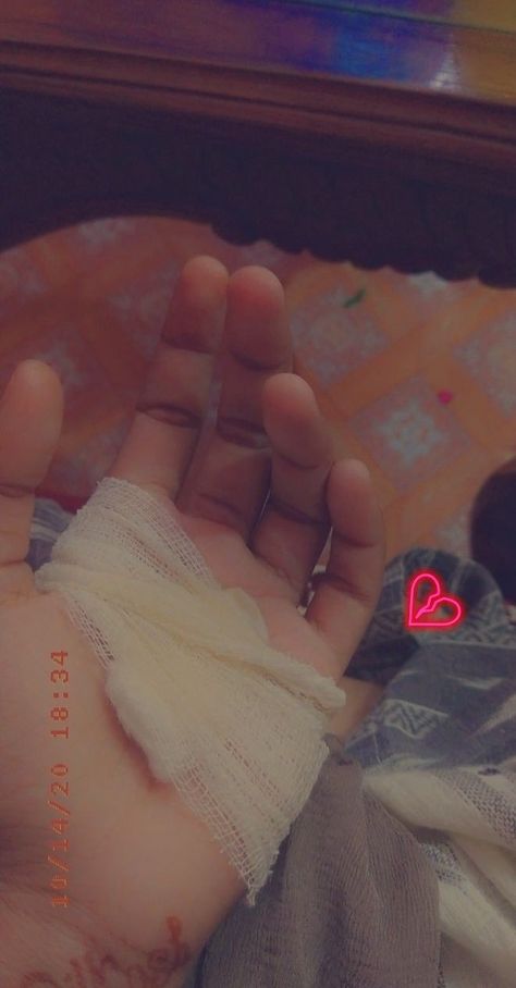 Hat Kata Pic, Bandage On Hand Dpz, Bandaged Hands, Cut Pic, Attitude Bio For Instagram, Instagram Dp, Cool Boy Image, Whatsapp Wallpaper, Hand Pictures