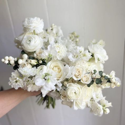 Winter Wedding Bouquet White, White Bouquets, Birthday Flowers Bouquet, Instagram Posting, Winter Bouquet, Wedding Money, White Bridal Bouquet, White Wedding Bouquets, Gettin Hitched