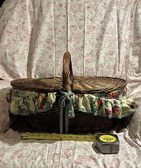 Cottage Core Basket, Old Picnic Basket Ideas, Maker Hotel, Cottage Core Picnic, Art Collab, Vintage Picnic Basket, Vintage Picnic, Picnic Ideas, Small Basket