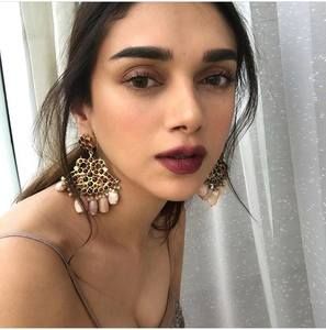 Aditi Rao Hydari Movie Photos, Stills Make Up For Traditional Look, Desi Makeup, Indian Eye Makeup, Champagne Makeup, Ethnic Makeup, Indian Makeup Looks, Bollywood Makeup, Wedding Platters, Lip Shade