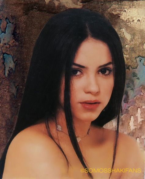 Young Shakira, Shakira 2000s, Shakira Aesthetic, Shakira Young, Latina Aesthetic Hair, 90s Latina, Shakira Photos, 90s Makeup Look, Latina Aesthetic