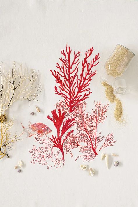 Modèle de broderie : tutoriel pour apprendre à broder du corail - Marie Claire Marine Embroidery, Coral Drawing, Wedding Embroidery, Model Streetstyle, Fabric Accessories, Personalized Embroidery, Modern Embroidery, Embroidery Fashion, Hand Embroidery Patterns