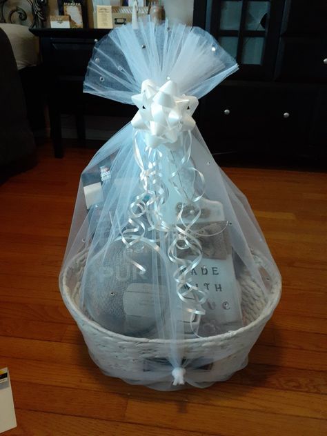 Tulle Wrapping Gifts, Bridal Shower Gift Wrapping Ideas, Gift Basket Wrapping, Bridal Shower Gift Basket, Bridal Gift Baskets, Basket Wrapping, Clear Wrapping Paper, Wrapping Gift Baskets, Bottle Gift Wrapping