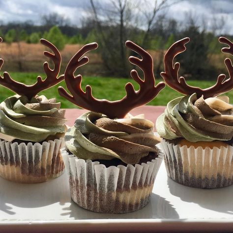 Buck Cake, Deer Themed Birthday Party Food Ideas, Hunting Smash Cake, Deer Cupcake Cake, Hunter Birthday Cake, Deer Cupcakes, Hunting Cupcakes For Men, The Big One Deer Birthday Cake, Hunting Cupcakes For Boys