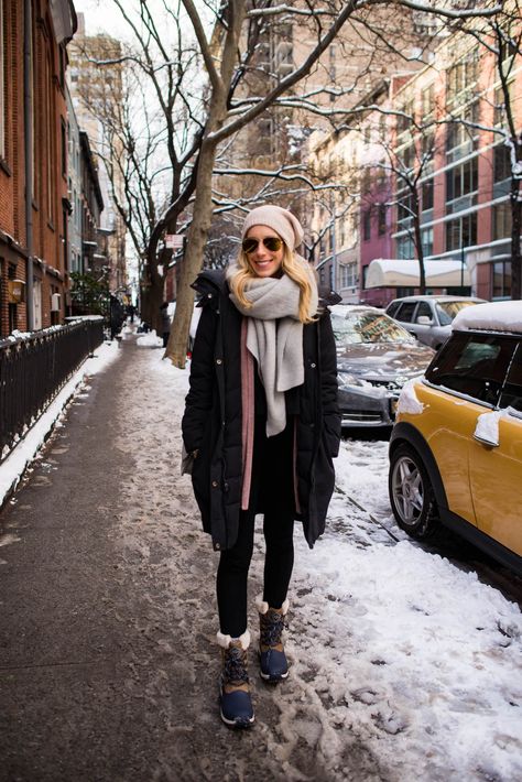 How To Layer Clothing For Cold Weather Travel Outfit Winter Cold Weather, Snow Outfits For Women, Winter Layering Outfits, Cold Weather Outfits Winter, Nyc Winter Outfits, Layer Clothes, Cold Weather Dresses, Stylish Winter Coats, Weather Clothes