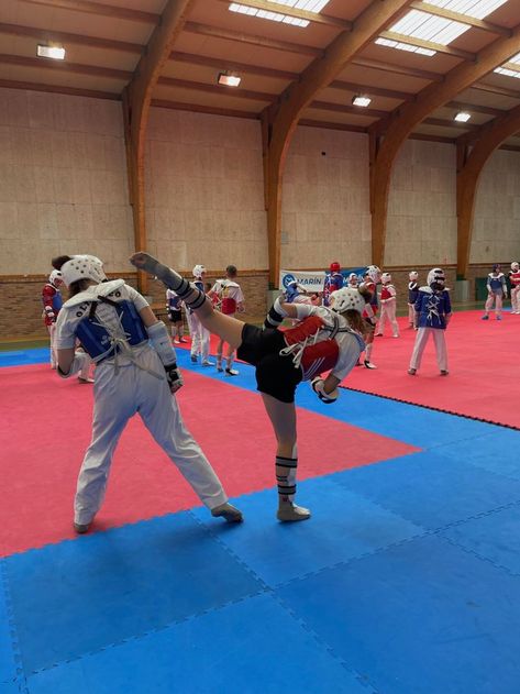 Taekwondo Sparring Aesthetic, Taekwondo Pictures, Taekwondo Aesthetic Girl, Taekwondo Girl Aesthetic, Aesthetic Karate, Student Athlete Aesthetic, Taekwondo Aesthetic, Karate Aesthetic, Tkd Girl