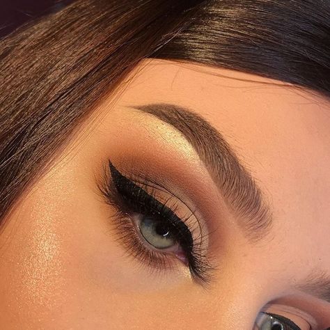 Eyeliner Wings, Face Paint Makeup, Perfect Eyeliner, Simple Eye Makeup, Makeup Eyes, Beauty Products Drugstore, Eye Looks, Eyes Makeup, Makeup Goals