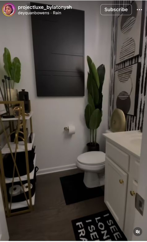 Black And White Theme Bathroom, Guest Bathroom Ideas Black And White, Jungle Theme Bathroom Ideas, Gold And Black Bathroom Ideas, Black White Gold Bathroom Ideas, Black And White Bathroom Aesthetic, Black Theme Bathroom, Vibey Apartment Bathroom, Bathroom Counter Styling