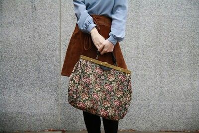 Love the bag Classic Style Icons, Bag Outfit, Tapestry Bag, Brown Skirt, Carpet Bag, Granny Chic, Zooey Deschanel, Vintage Bags, Tumblr Blog