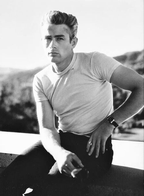 James Dean + White T-Shirt James Dean Pictures, James Dean Style, James Dean Photos, A Streetcar Named Desire, Jimmy Dean, Workwear Vintage, Hollywood Men, Marlon Brando, James Dean