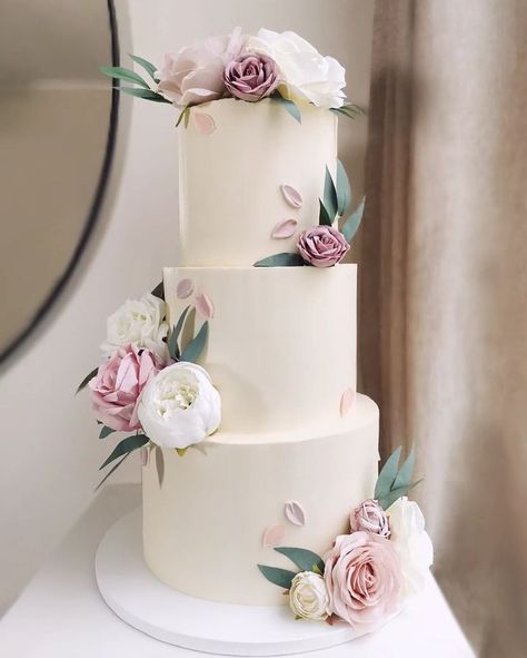 Peony Wedding Cake, Wedding Cake Peonies, Wedding Cake Trends, Wisteria Wedding, Cake Roses, Baby Boy Birthday Cake, Jessica Day, Peonies And Hydrangeas, Peony Wedding