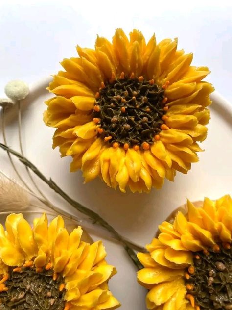 Sunflower Buttercream Cookies, Orange Floral Cupcakes, Piped Sunflowers, Sunflower Cupcakes Ideas, Sunflower Piping, Sunflower Buttercream, Sunflower Cake Design, Cupcakes Autumn, Buttercream Sunflower