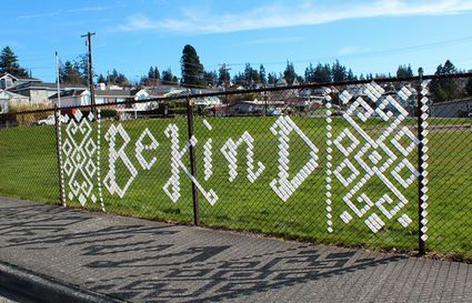 Diy Outdoor Fence, Chain Link Fence Art, Diy Outdoor Wall, Fence Weaving, Fence Decorations, Decorations Items, Outdoor Fence, Garden Fence Art, Fence Art